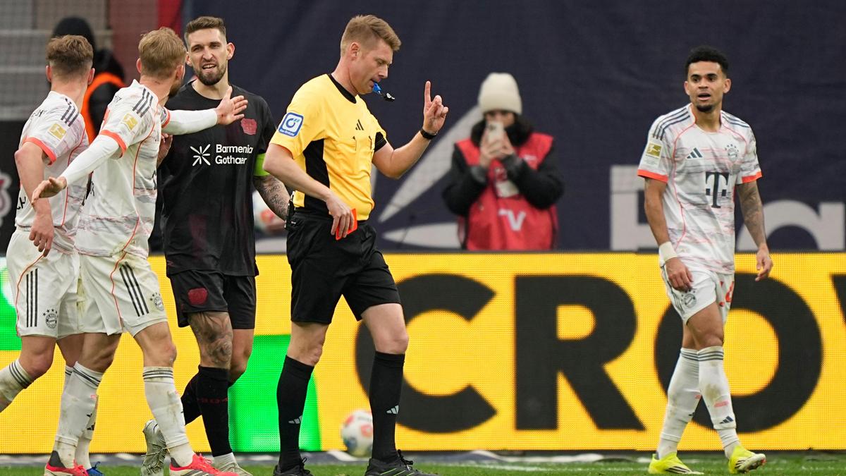 O pedido de cartão vermelho de Luis Diaz para o Bayern foi rejeitado, apesar do árbitro ter dito que foi a decisão errada