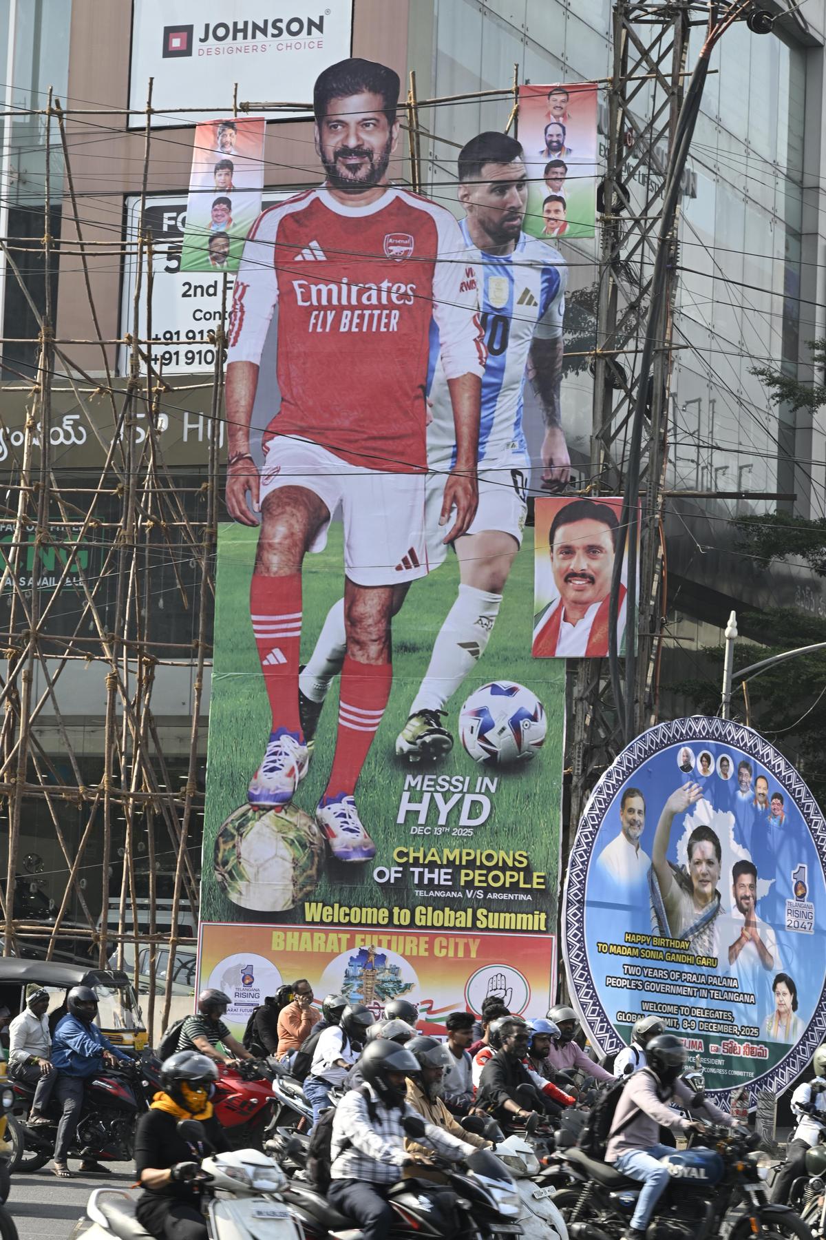 Um enorme pôster do astro do futebol Lionel Messi e do ministro-chefe da Telangana, A Revant Reddy, está no Jubilee Hills Check Post. No dia 13 de dezembro, Messi disputará um amistoso de futebol contra a equipe do primeiro-ministro.