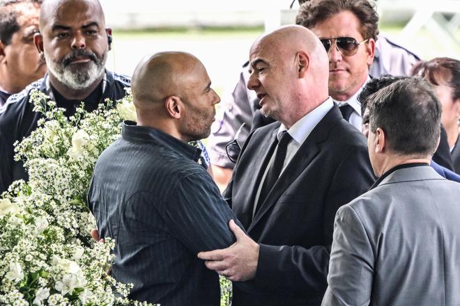 FIFA President Gianni Infantino (R) greets Pele’s son, Edinho (L).