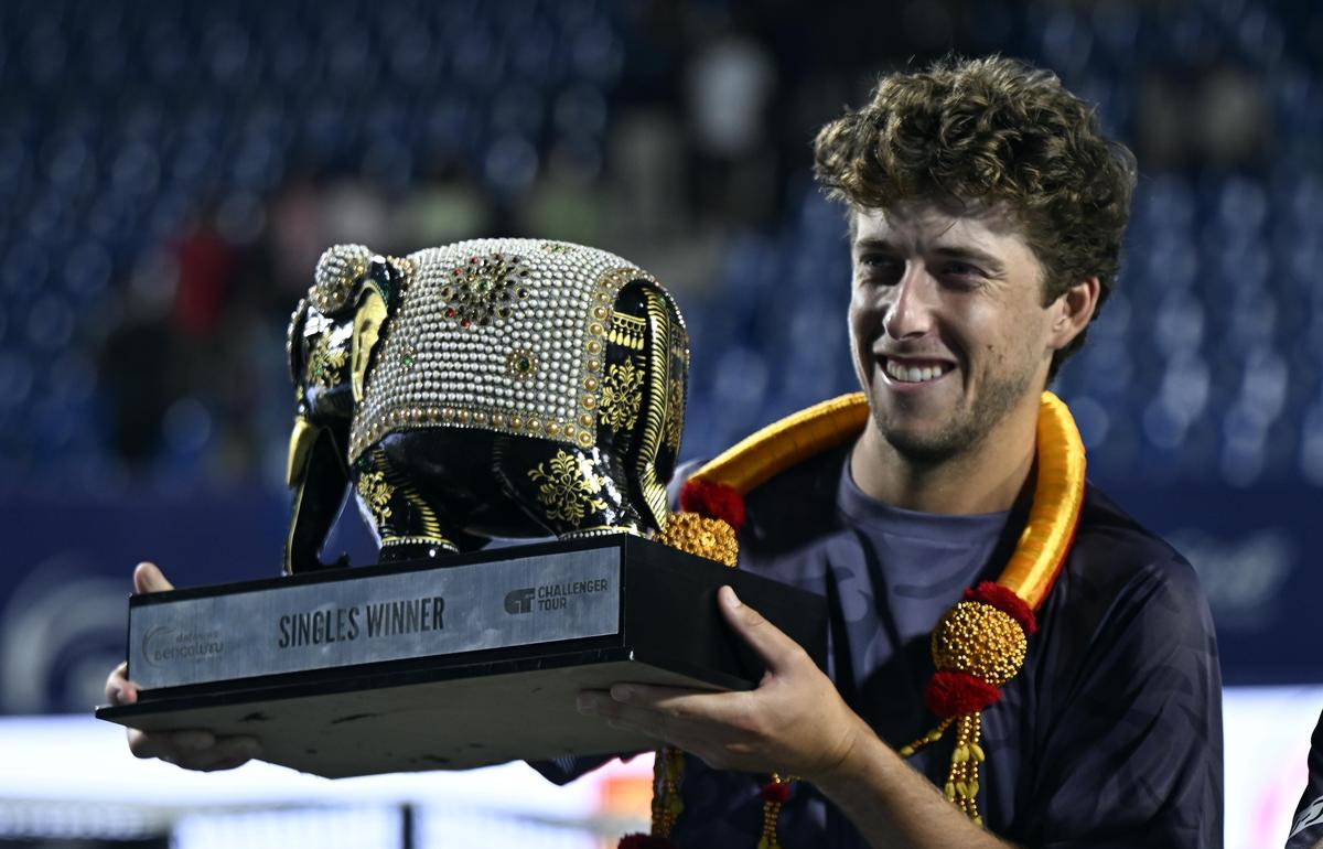 FOTO DO ARQUIVO: Brandon Holt, dos EUA, ganhou o título de simples do Bengaluru Open ATP Challenger este ano. De acordo com o calendário revisado da ATP divulgado em 4 de dezembro, a temporada de 2026 da segunda divisão do tênis masculino será aberta em Bengaluru em 5 de janeiro.