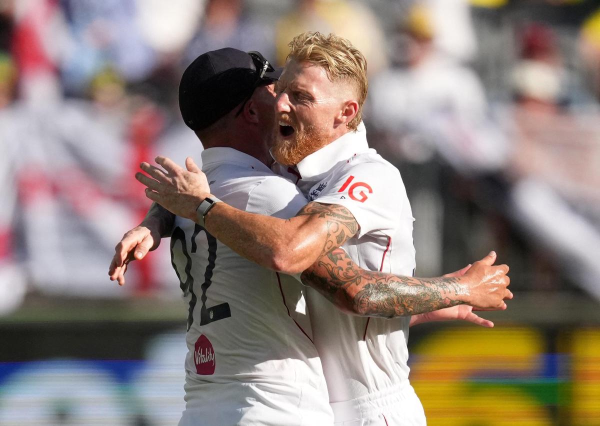 Stokes dispensou Head (21), Green (24), Alex Carey (26) e Starc (12) para avançar na ordem intermediária.