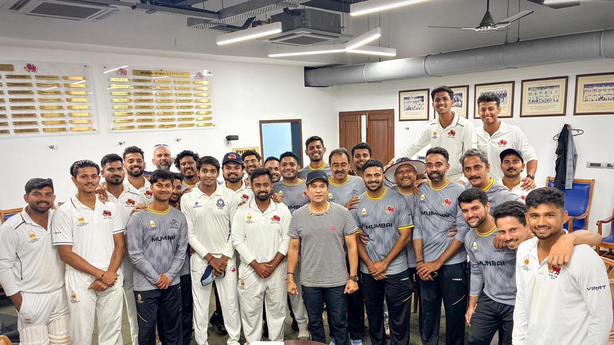 Sachin Tendulkar interacts with Mumbai players ahead  of Ranji Trophy quarterfinal vs Karnataka