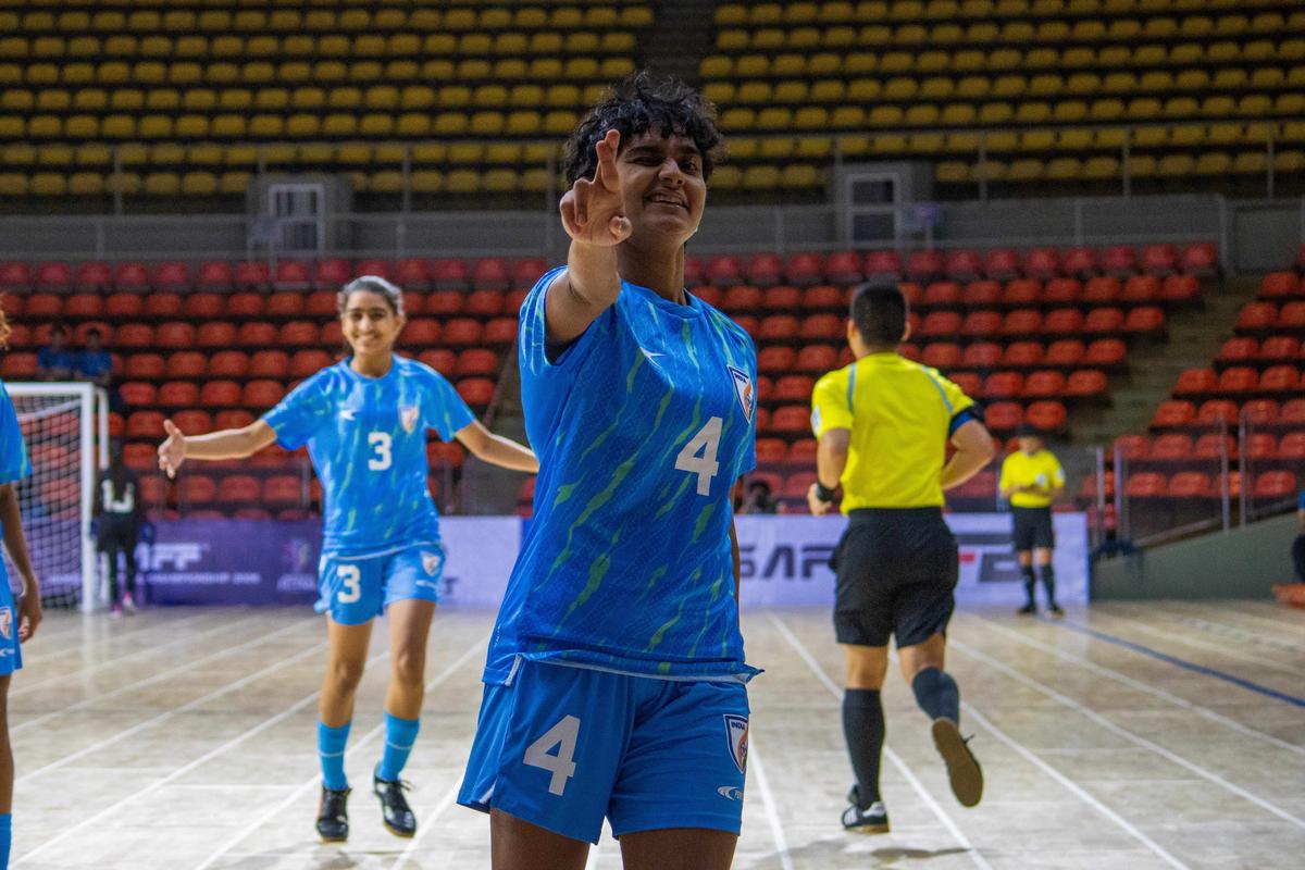 Zlomená kačica: Mithila Ramaniová dala loptu do pohybu, keď strelila prvý gól ženského tímu na majstrovstvách SAFF.