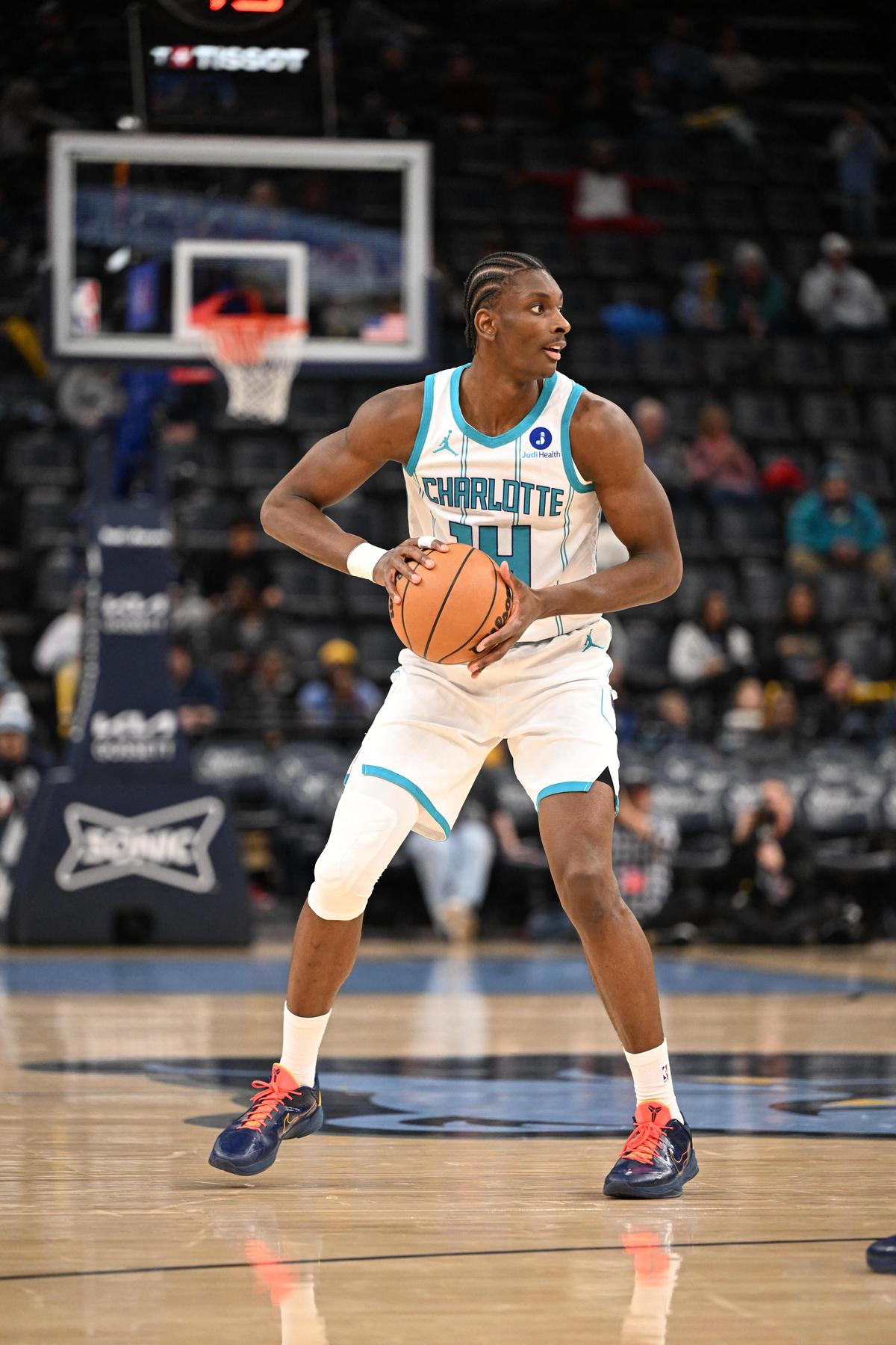 O atacante do Charlotte Hornets, Moussa Diabate, procura um companheiro aberto no terceiro quarto.