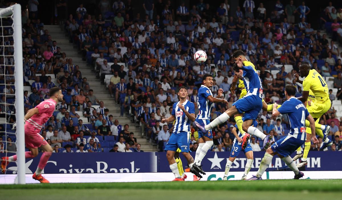 Ayoze Perez of Villarreal CF scores.