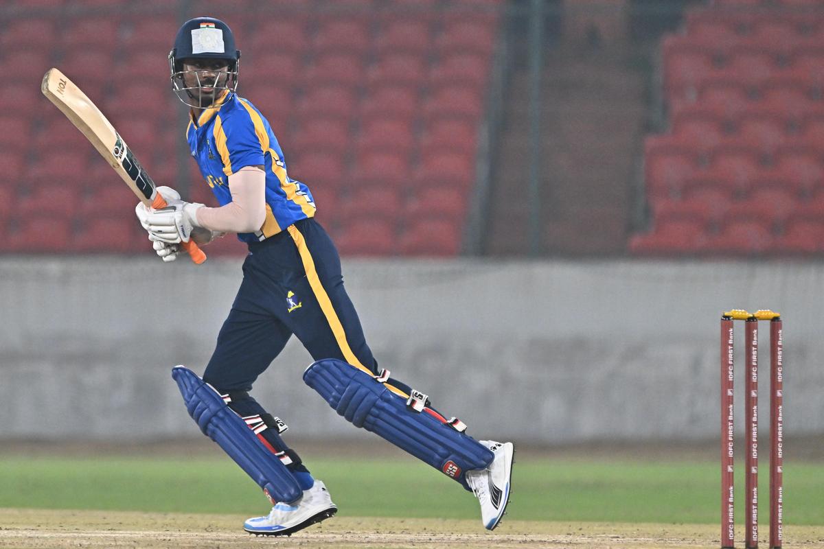 Abishek Porel marcou meio século e facilitou o trabalho da meta de 165 corridas.