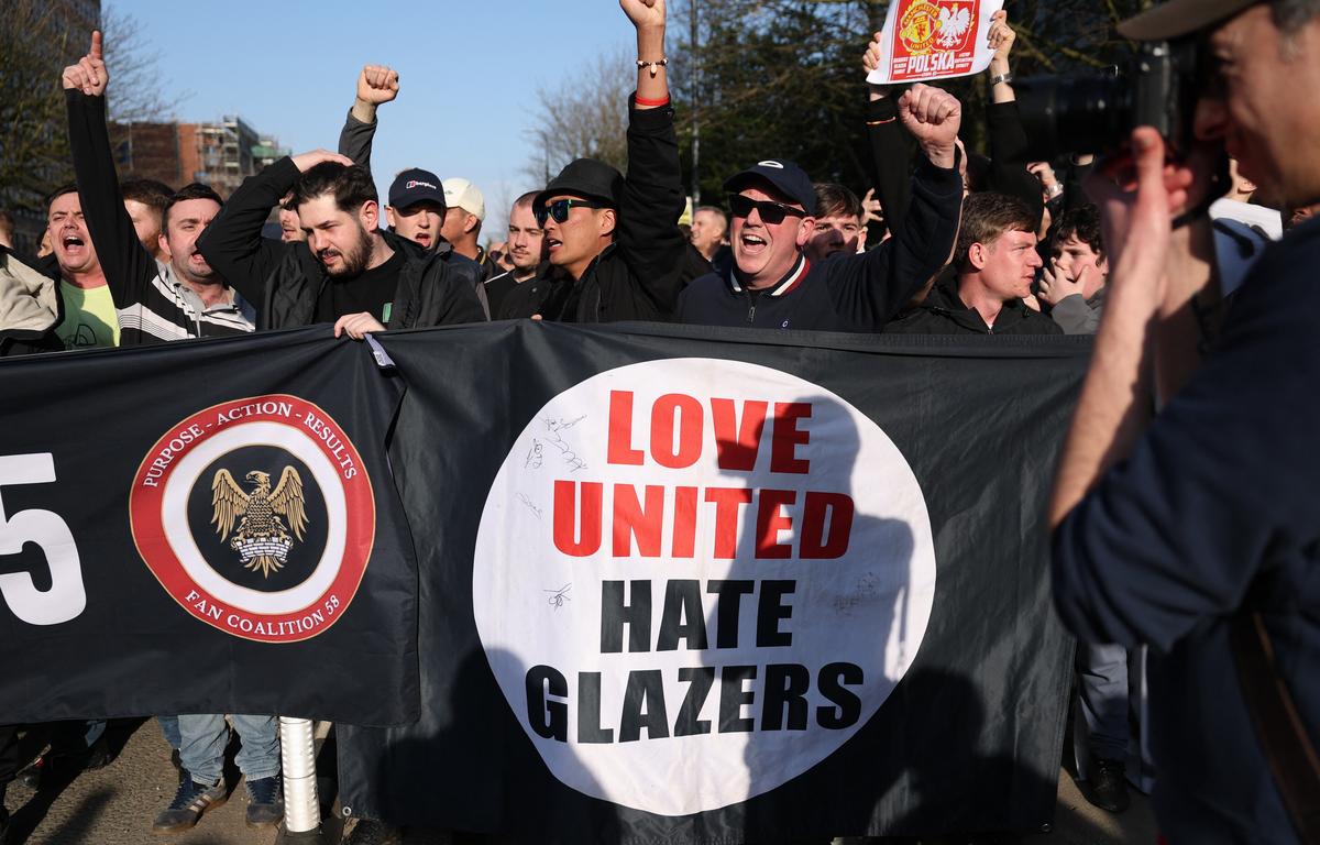 Los fanáticos de Manchester con una pancarta, tomando la familia del Glazer en el exterior del estadio fuera del estadio.