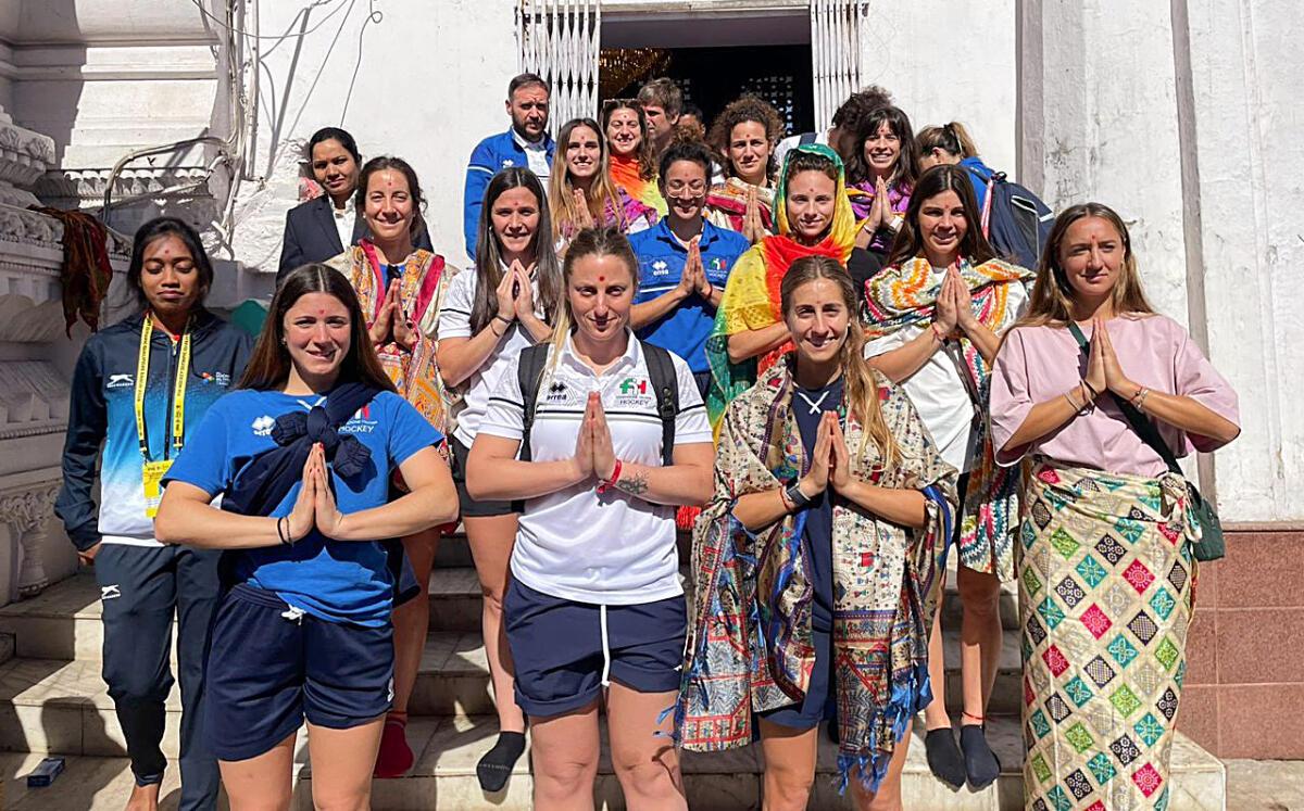 Le donne italiane visitano il Tempio di Jagannath a Ranchi alla vigilia delle qualificazioni olimpiche di hockey della IIHF