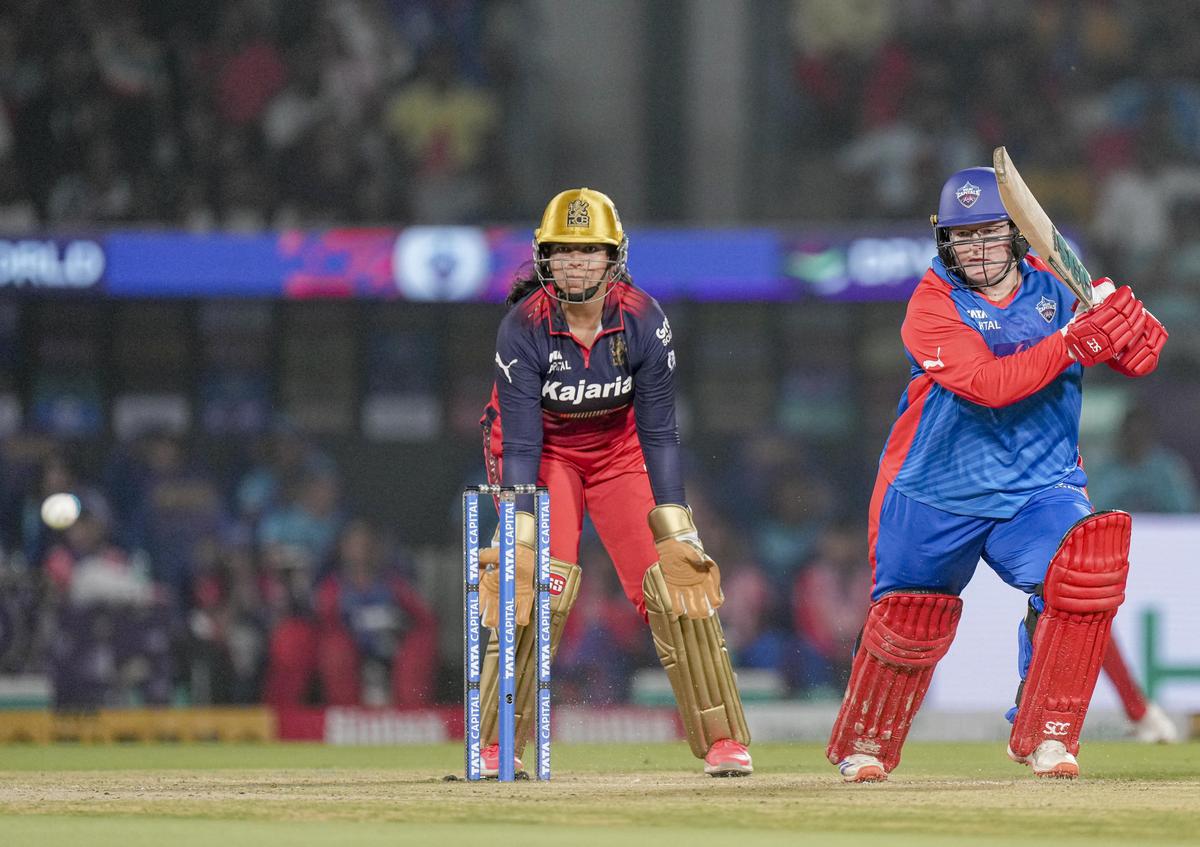 लीने शेफाली वर्मासोबत आघाडीवर जबरदस्त भागीदारी करून दिल्लीला दमदार सुरुवात करून दिली.