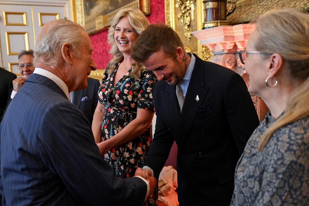 O rei britânico Charles sacode com David Beckham na cerimônia de premiação da Fundação King no 35º aniversário da Fundação King, no St. James Palace, Londres, Inglaterra.
