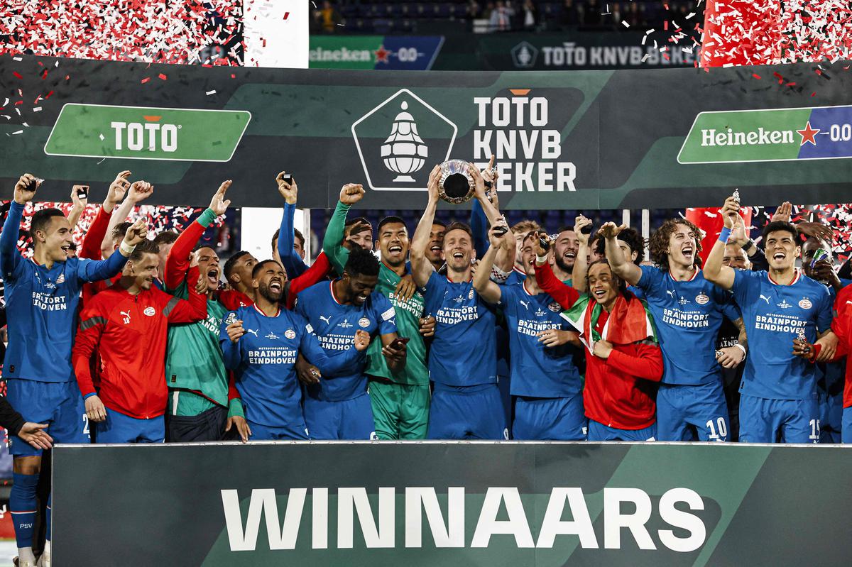 PSV win the dutch cup after beating Ajax on Pens : r/soccerbanners