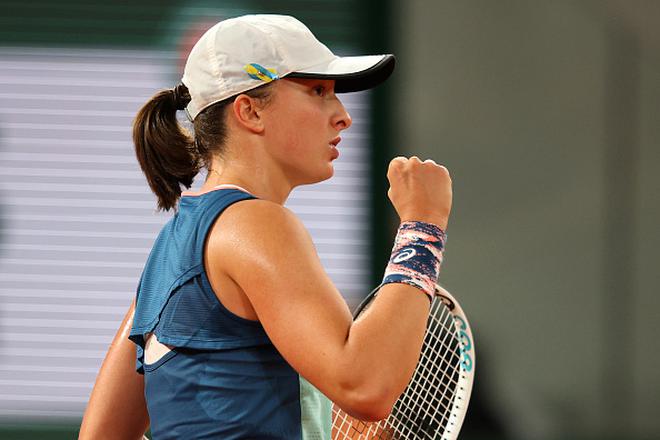 Swiatek shows support for Ukraine with yellow and blue ribbon (colours of the Ukrainian national flag) pinned to her baseball cap. 