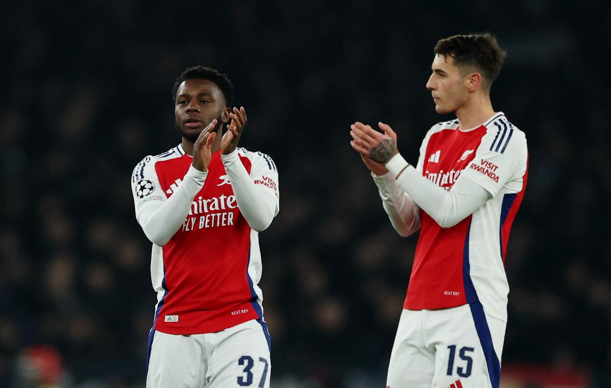 Arsenal's Nathan Butler-Oyedeji a Jakub Kiwior oslavujú po zápase.