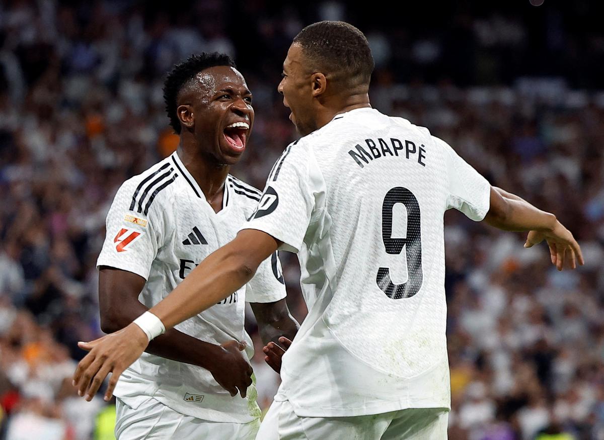 Vinicius Junior dari Real Madrid merayakan gol ketiganya bersama Kylian Mbappe.