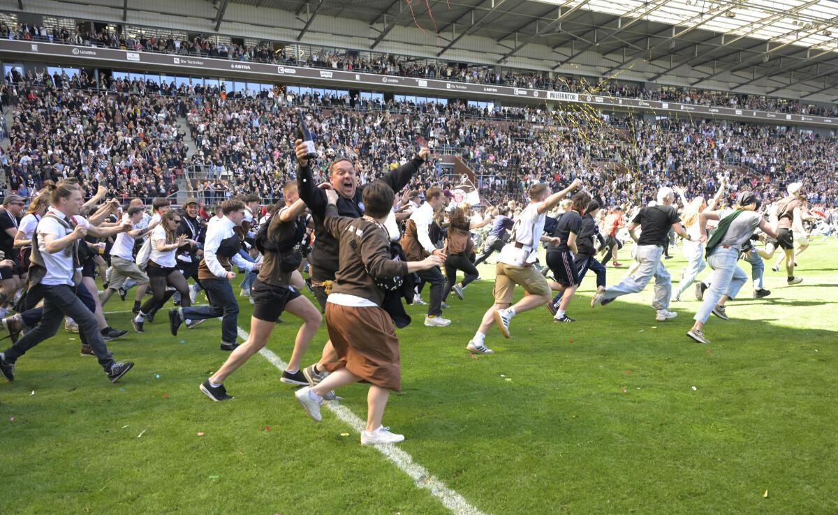 The Hamburg club, which managed for the first time in its history to finish higher in the table than its bitter cross-city rivals Hamburg SV, won its sixth promotion to the Bundesliga.