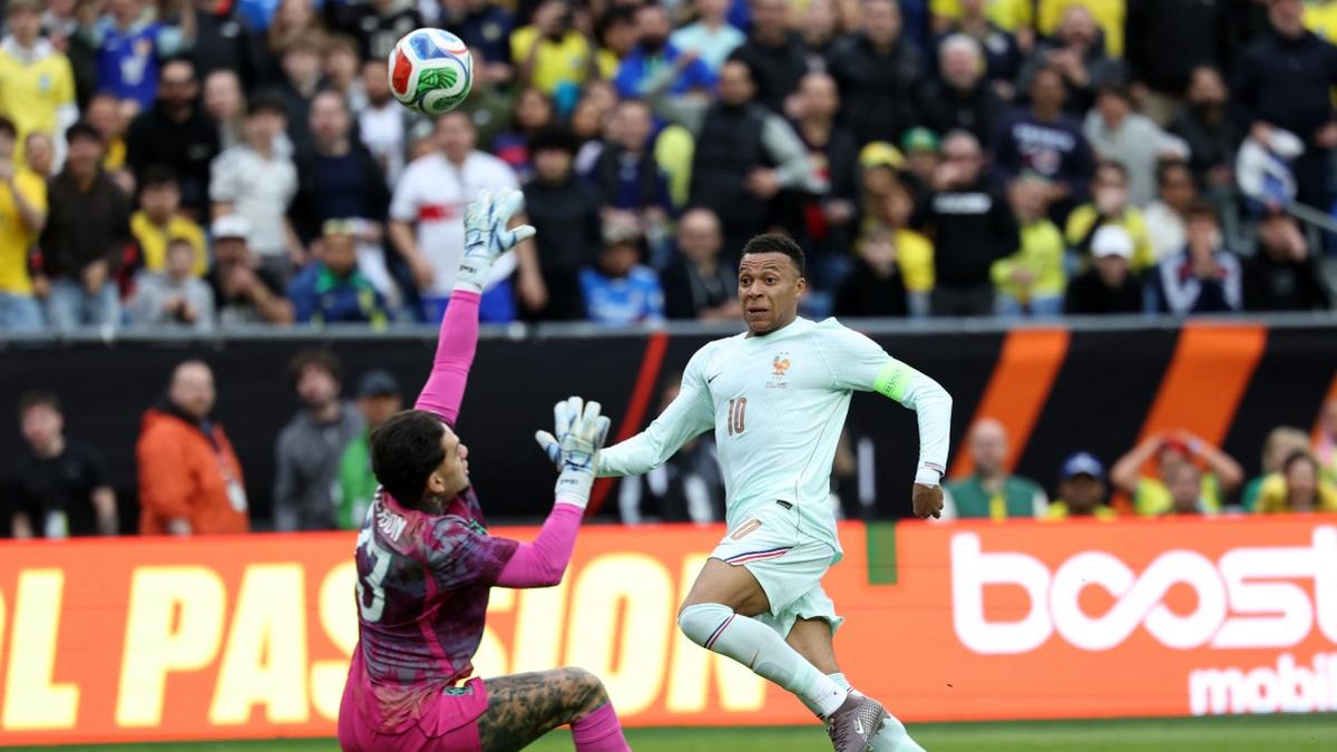 Match amical international : Mbappé marque alors que la France reçoit un carton rouge pour battre le Brésil 2-1