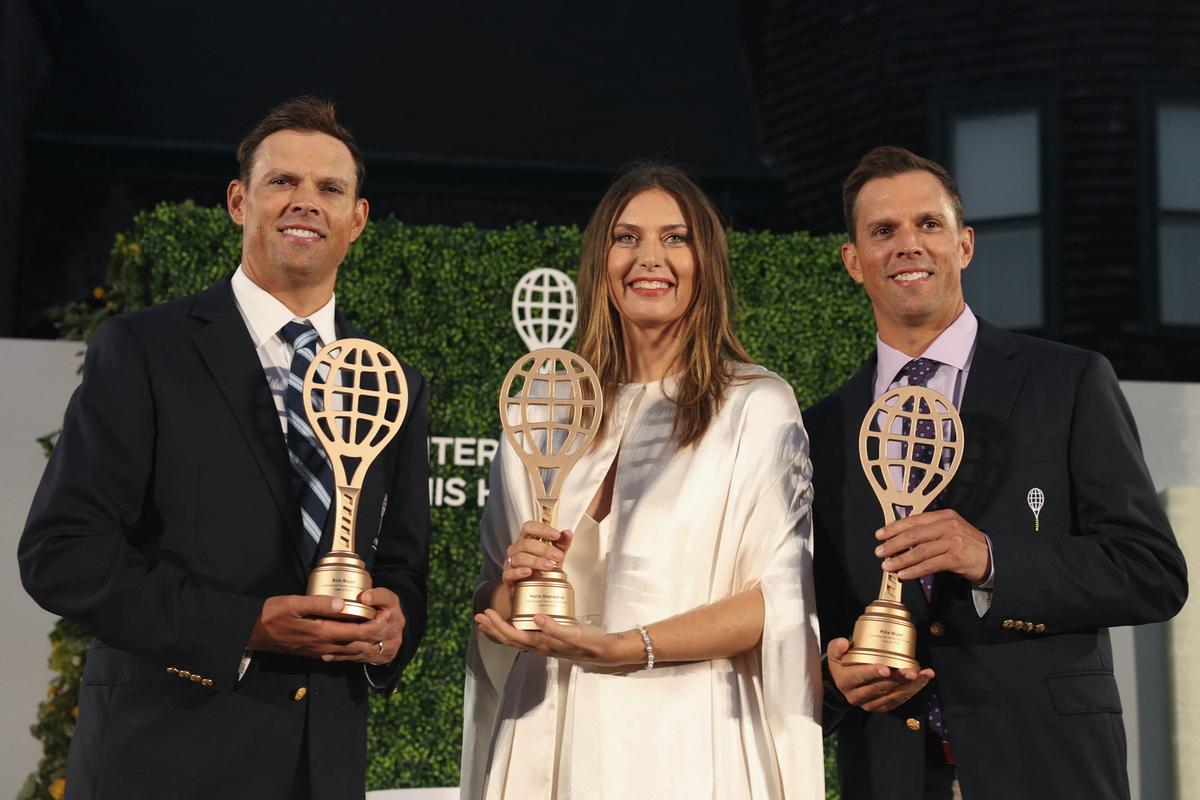 Five-time singles major champion Maria Sharapova poses with doubles team Bob and Mike Bryan of the U.S. after they are inducted into the International Tennis Hall of Fame in Newport, Rhode Island, U.S., August 23, 2025.   