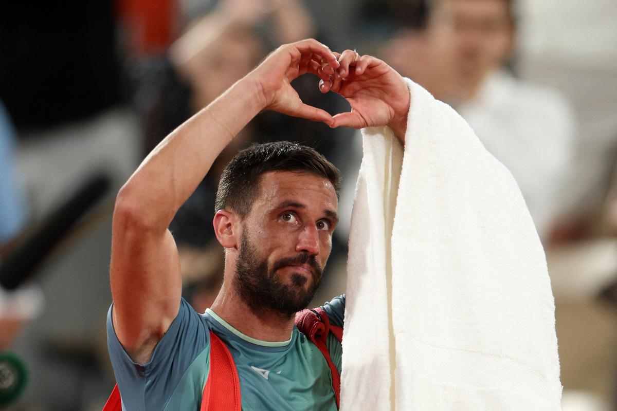 Dzumhur, que procura se tornar o primeiro bósnio, que chegou à quarta rodada do Grand Slam, teve uma pausa no início do segundo set, mas novamente superou rapidamente quando Alkaz abriu a liderança em 3: 1. Dzumhur, que procura se tornar o primeiro bósnio, que chegou à quarta rodada do Grand Slam, teve uma pausa no início do segundo set, mas novamente superou rapidamente quando Alkaz abriu a liderança em 3: 1.