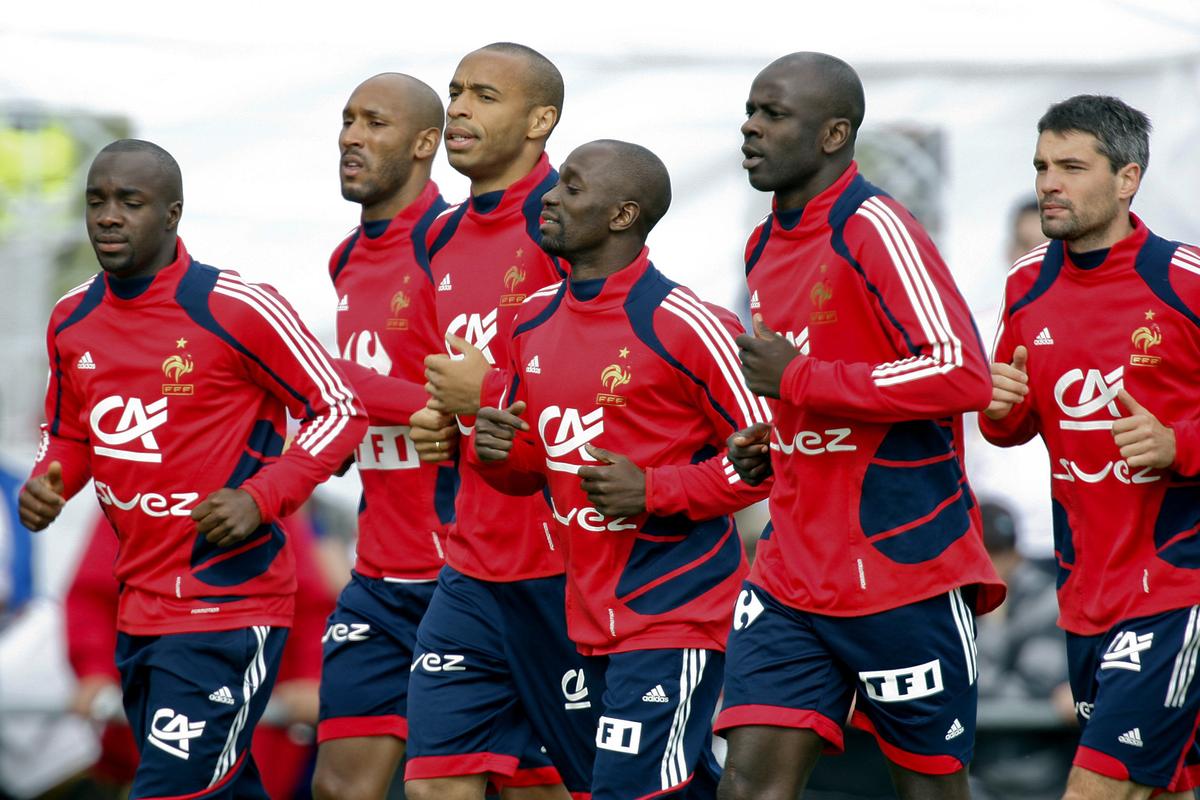 (L-R) Lassana Diarra during a warm-up session at Arsenal with Nicolas Anelka, Thierry Henry, Claude Makelele, Lilian Thuram and Jeremy Toulalan.