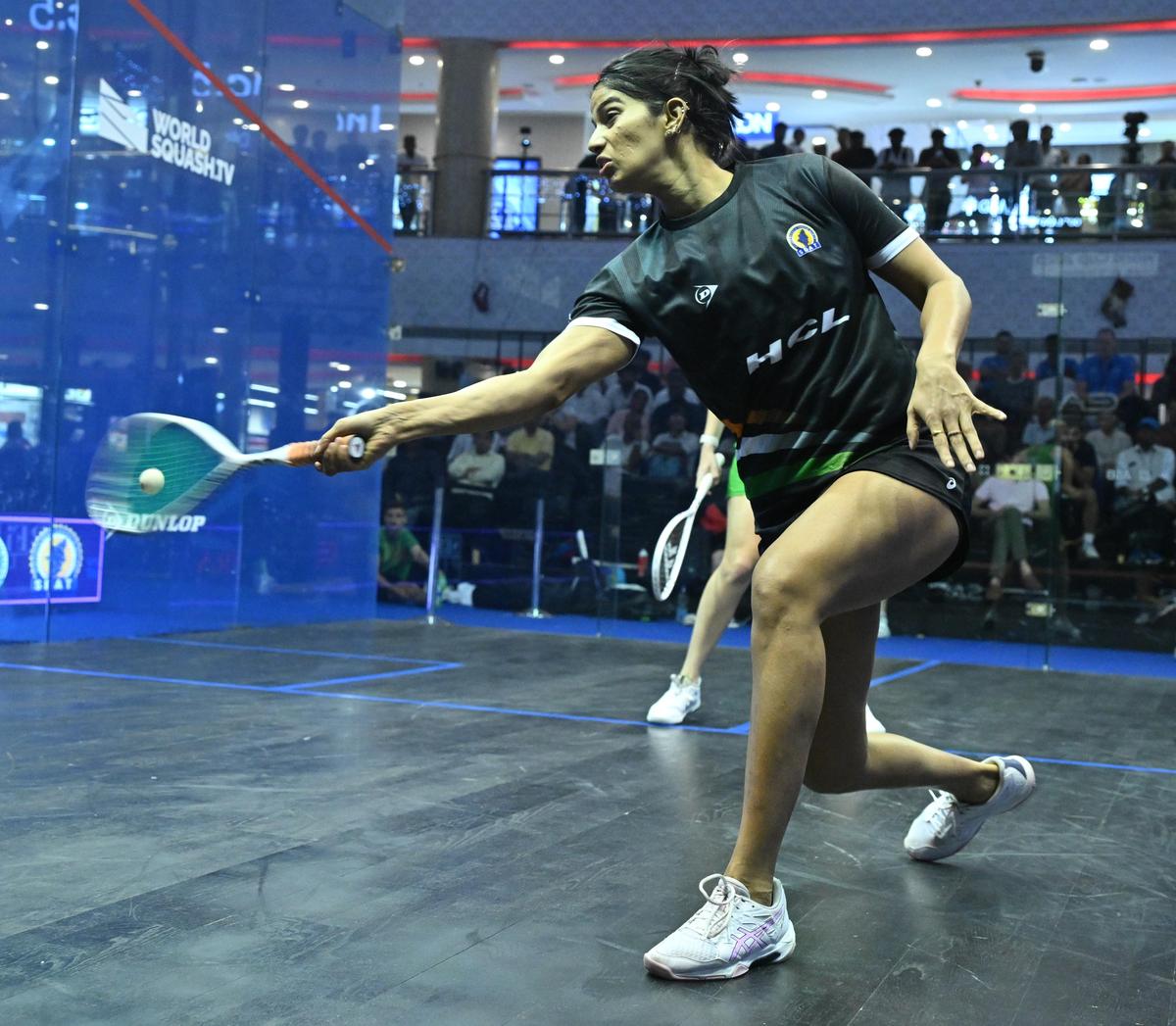 Joshna Chinappa negociou alguns contratempos iniciais para dar à Índia um começo perfeito, superando Ka Yi Lee.