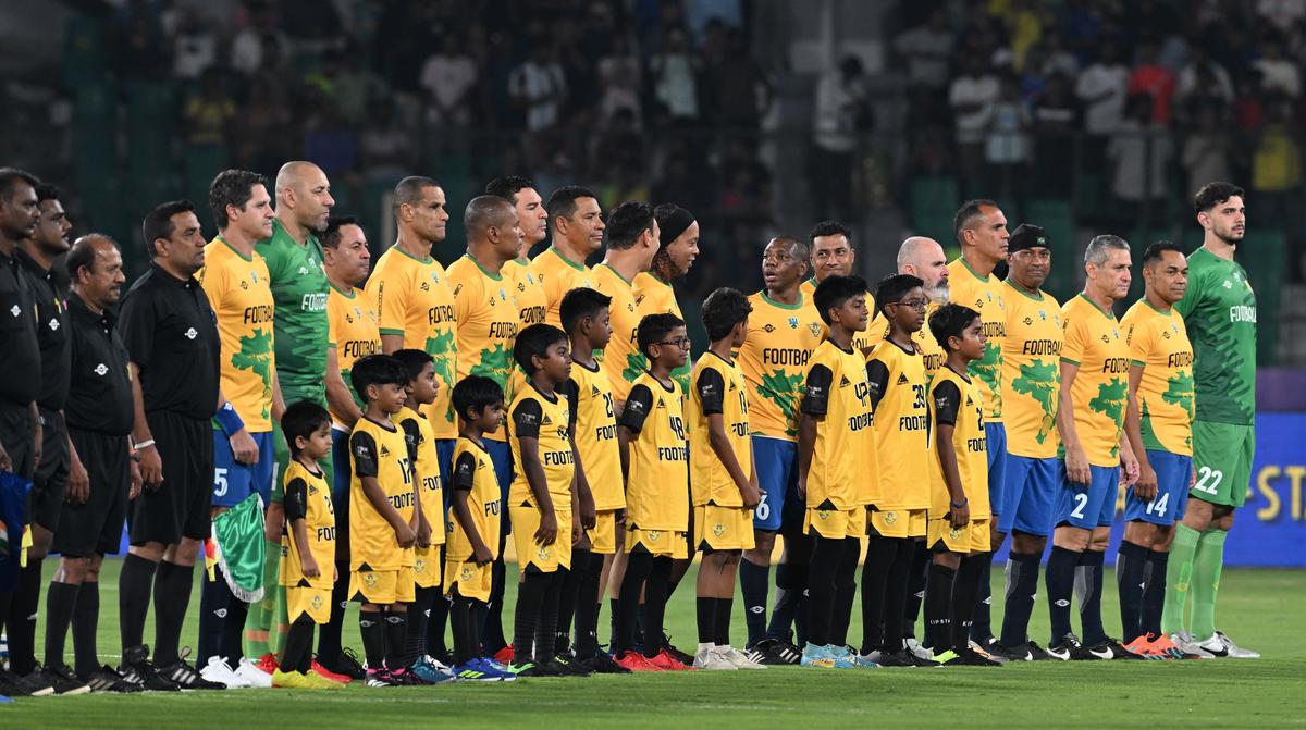 Brazílsky legendárny tím FIFA Majstrovstiev sveta FIFA proti zostave bývalých indických hráčov.   Brazílsky legendárny tím FIFA Majstrovstiev sveta FIFA proti zostave bývalých indických hráčov.