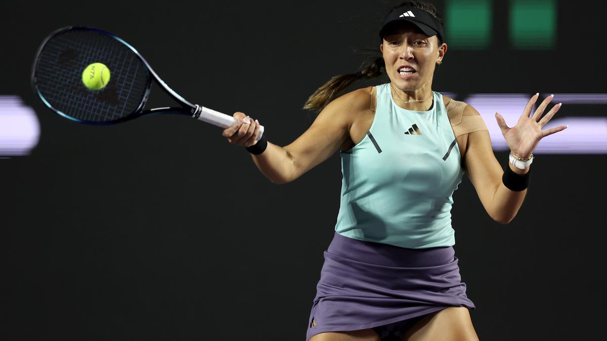 WTA Finals 2023: Pegula defeats Gauff to reach title match, Swiatek v Sabalenka semifinal suspended