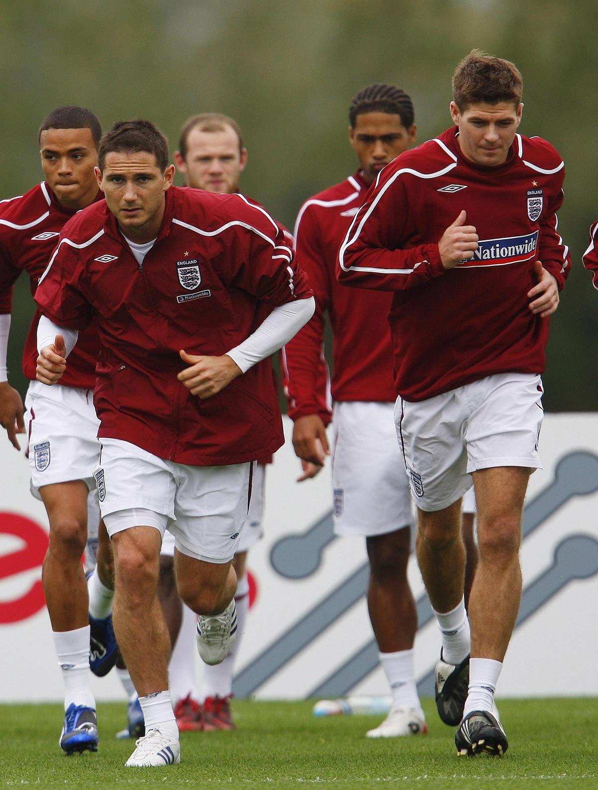 Steven Gerrard (R) da Inglaterra e Frank Lampard participam de uma sessão de treinamento da equipe em 7 de outubro de 2008. 