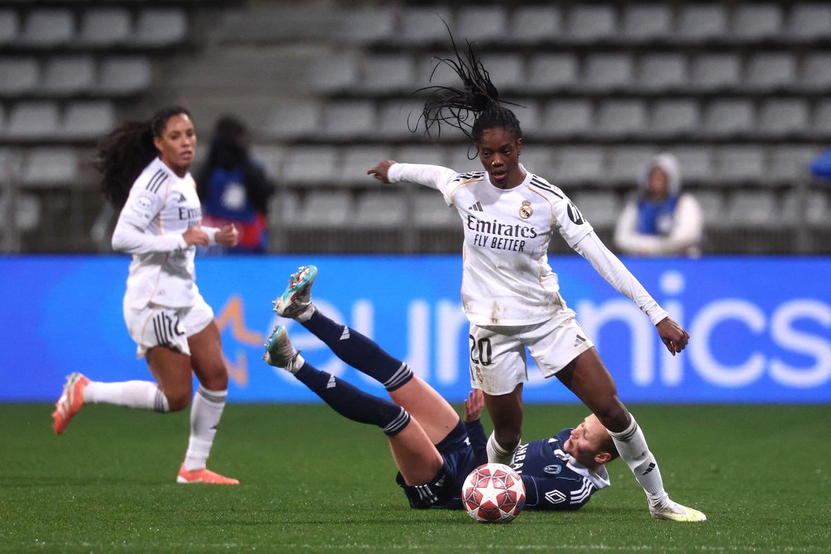Francúzska útočníčka Realu Madrid Naomie Fellerová (vpravo) a nórsky stredopoliar klubu Paris FC Nora Harnes Haheim (C) bojujú o loptu počas vyraďovacieho zápasu prvého kola play-off ženskej Ligy majstrov UEFA na Stade Charlety v Paríži.