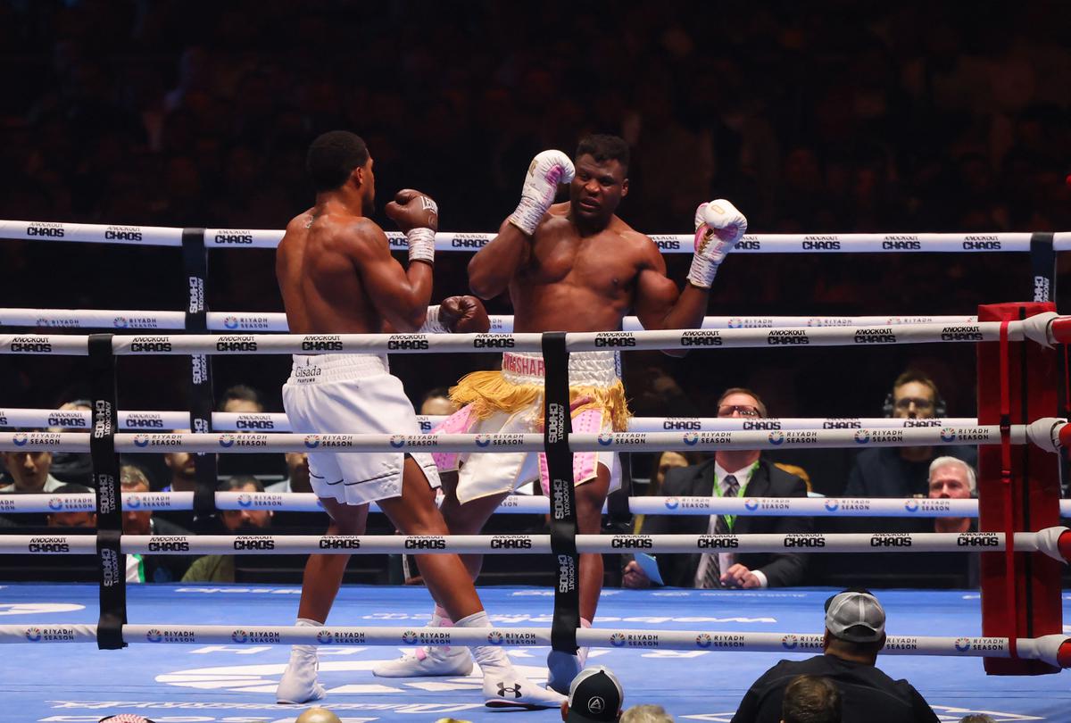 Anthony Joshua (L) during the heavyweight boxing fight with Cameroonian-French Francis Ngannou. 