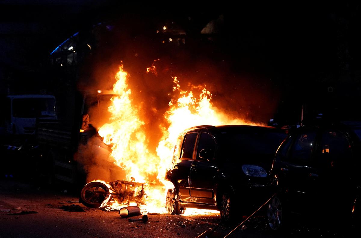 A mídia italiana informou que duas pessoas ficaram feridas e três carros foram incendiados antes que a polícia restabelecesse a ordem.