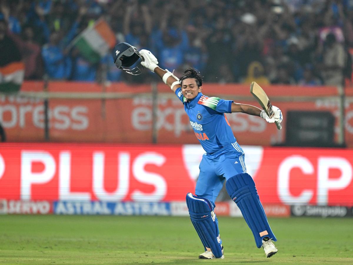 Houve muita emoção após o centenário de Jaiswal – um salto, um soco e um rugido em meio aos aplausos ensurdecedores.