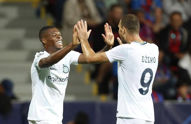 Inter Milan’s two goal scorers celebrate after winning the match against Viktoria Plzen in the Champions League.