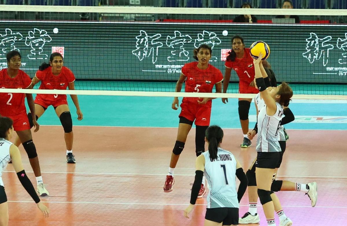 India stuns Hong Kong 3-2, through to round of last 8