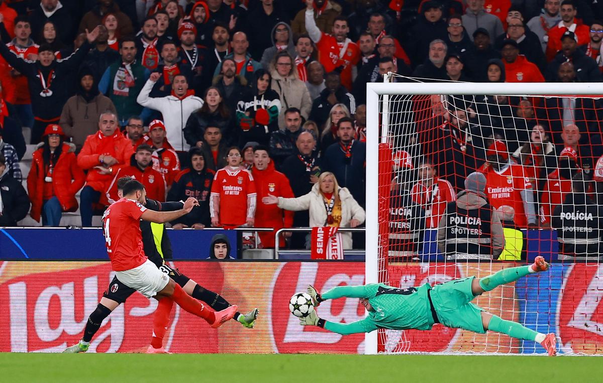 Vangelis Pavlidis del Benfica anotó contra Lukasz Skorupski del Bolonia en el partido de la fase de grupos de la Liga de Campeones de la UEFA.