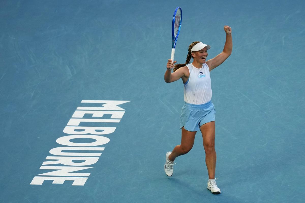 Inglis conseguiu quebrar o saque de Swiatek no game de abertura do segundo set, levantando os braços em comemoração sob aplausos estridentes dos espectadores australianos. 
