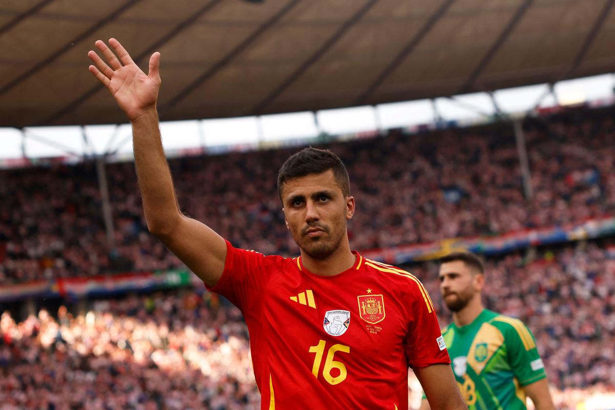 Rodri in action for Spain.