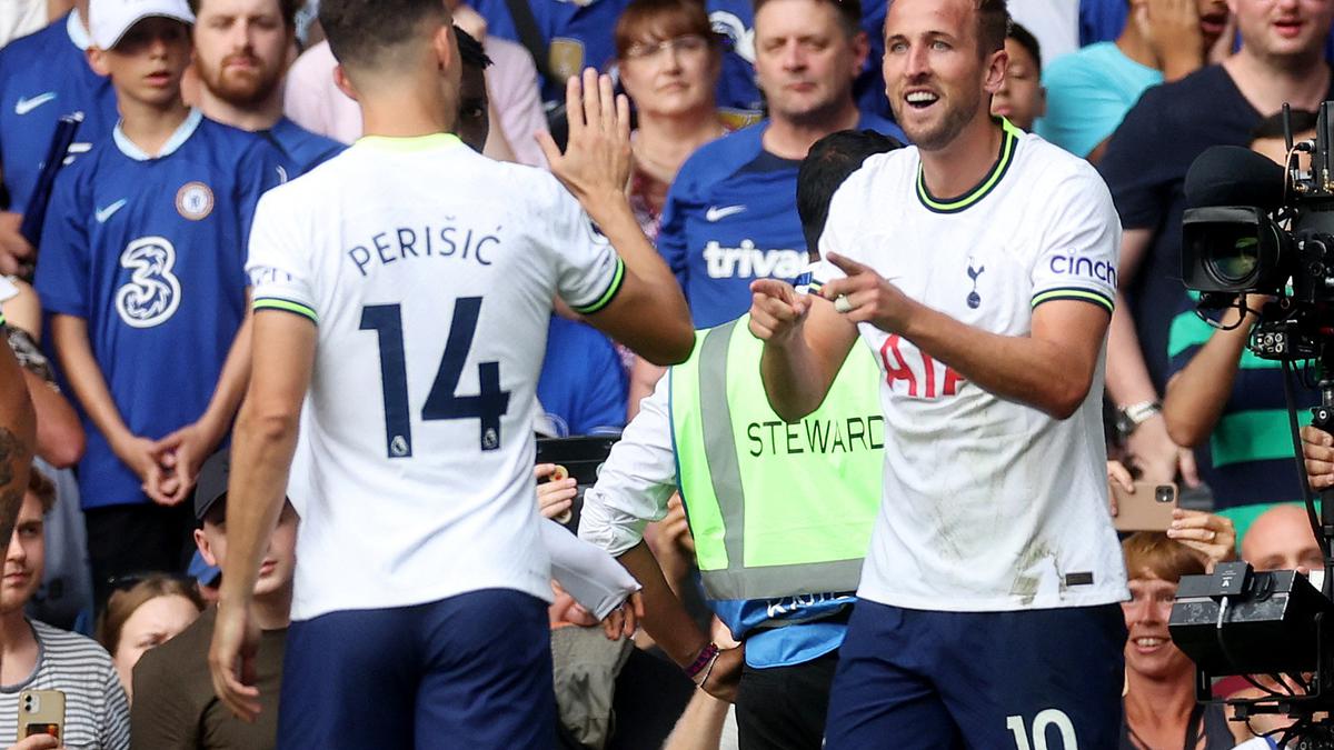 Kane’s late equaliser helps Tottenham Hotspur to 2-2 draw with Chelsea; Tuchel, Conte shown red cards