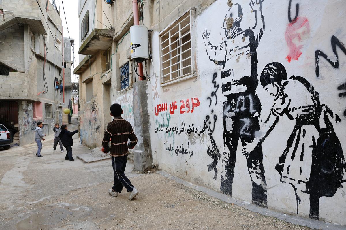 Nástenná maľba od anonymného britského graffiti umelca Banksyho v palestínskom utečeneckom tábore Aida neďaleko Betlehema.