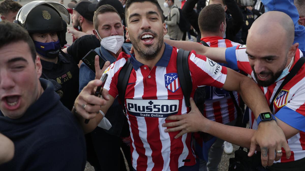 Barca, Real pay the price as Suarez, Llorente lead Atletico to title