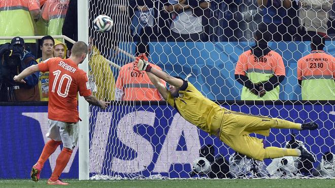 El arquero argentino Sergio Romero detiene un penalti de Wesley Sneijder de los Países Bajos durante la tanda de penaltis entre los Países Bajos y Argentina al final del partido de semifinales de la Copa del Mundo. 