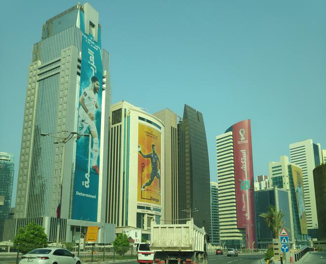 تزين المباني في الدوحة بصور لاعبي كرة القدم المشهورين من الدول المشاركة في كأس العالم FIFA.