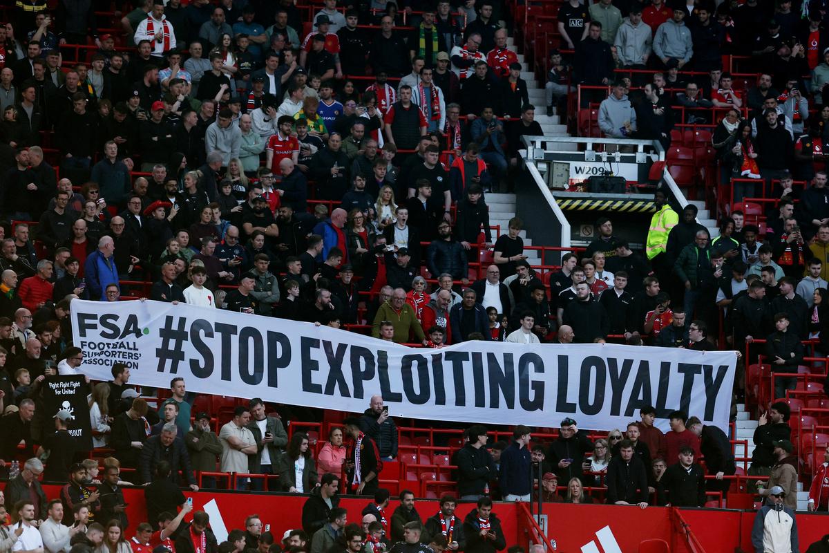 United Manchester se asocia con un estandarte de protesta contra la familia Glazer en el patio de recreo antes del juego.