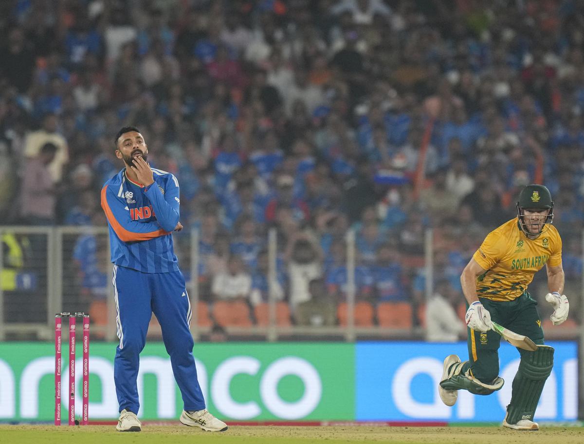 Ahmedabad: Varun Chakravarthy de la India, izquierda, reacciona después de una partida de bolos durante un partido de críquet de la Copa Mundial masculina T20 2026 de la ICC entre India y Sudáfrica en el estadio Narendra Modi, Ahmedabad, el domingo 22 de febrero de 2026. (Foto de PTI/Arun Sharma) (PTI02_22_2026_000465A)