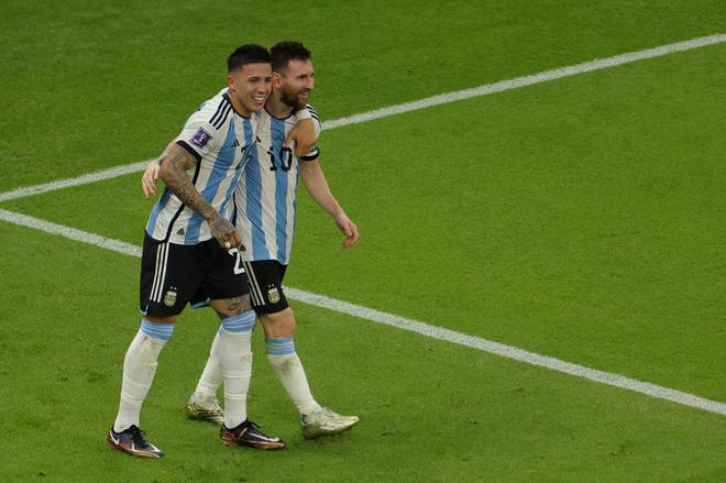 Enzo Fernández (L) celebra con Lionel Messi (R) después de anotar el segundo gol de su equipo durante el partido de fútbol del Grupo C de la Copa Mundial Qatar 2022 entre Argentina y México en el Estadio Lusail en Lusail, al norte de Doha el 26 de noviembre de 2022.