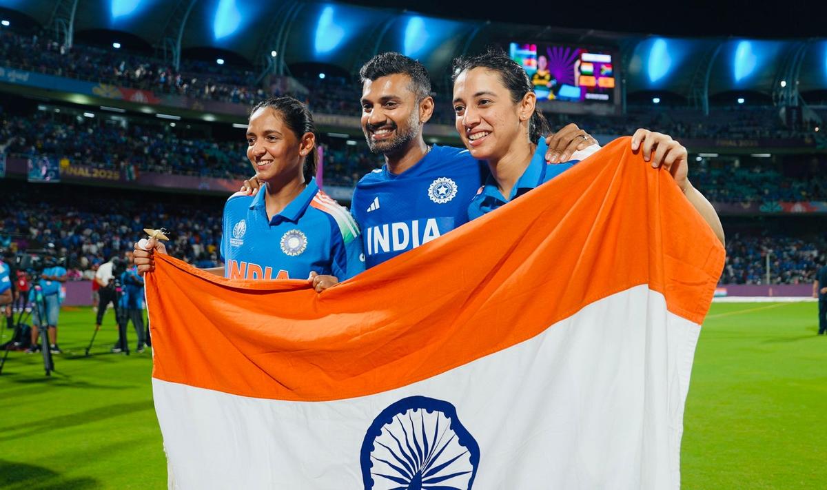 A.I. Harrsha with India women’s team captain Harmanpreet Kaur (left) and vice-captain Smriti Mandhana. 