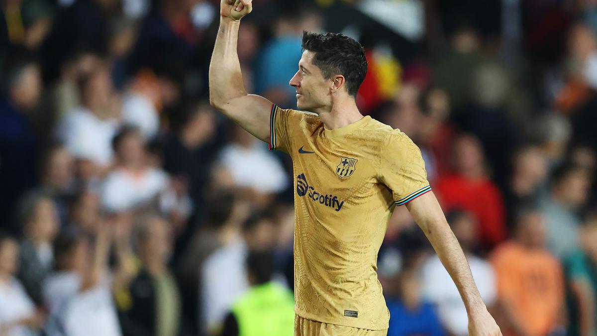 Lewandowski scores in stoppage time as Barcelona beats Valencia