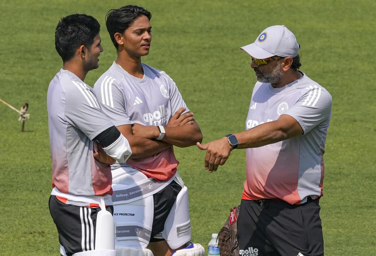 O indiano Yashasvi Jaiswal e o capitão Shubman Gill com o técnico de rebatidas Sitanshu Kotak durante uma sessão de treinamento antes do primeiro teste contra a África do Sul em Calcutá. 