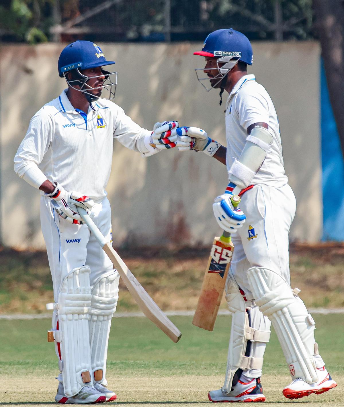 Gharami e Sumanta Gupta (à direita) se concentraram bastante para construir sua invencibilidade de 46 corridas durante a noite e conseguiram mais 89 corridas sem perder terreno na sessão de abertura.