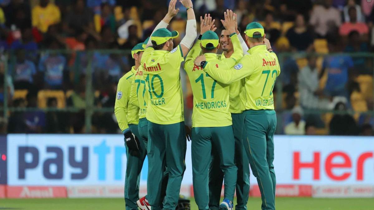 Quinton de Kock, bowlers help South Africa make it 1-1