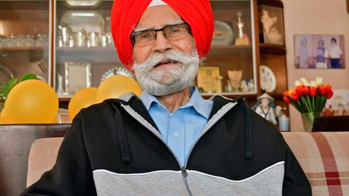 M. M. Somaya pays tribute to late Balbir Singh Sr